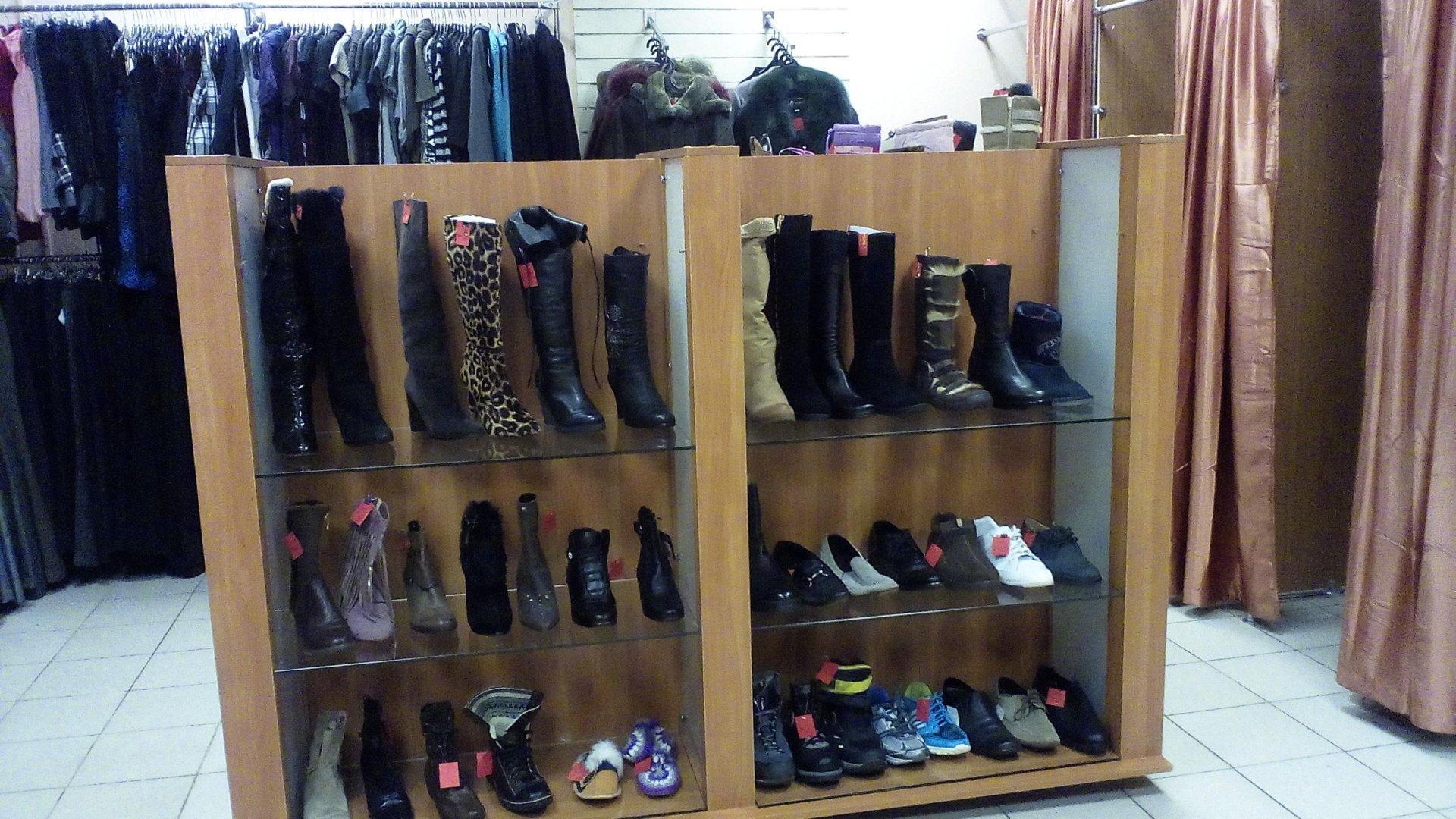 Комиссионный магазин платьев. Комиссионный магазин одежды и обуви. Одежда и обувь комиссионка. Комиссионный магазин обуви. В Рязани  комиссионные магазины одежды.